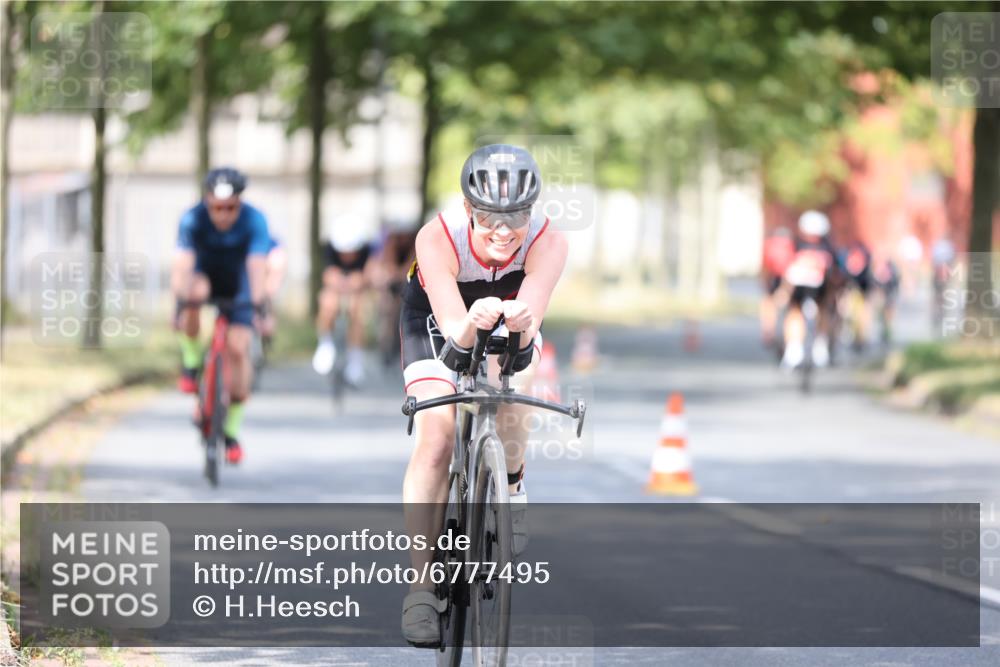 11.08.2024 - GEWOBA Citytriathlon Bremen H.Heesch http://msf.ph/oto/6777495 11.08.2024 11:45:43 Radfahren 822, 826, 867, 871, 873, 875, 936, 994, 1029 meine-sportfotos.de