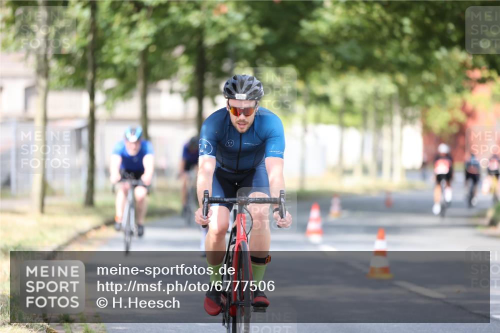 11.08.2024 - GEWOBA Citytriathlon Bremen H.Heesch http://msf.ph/oto/6777506 11.08.2024 11:45:44 Radfahren 822, 826, 867, 871, 873, 875, 936, 994, 1029 meine-sportfotos.de