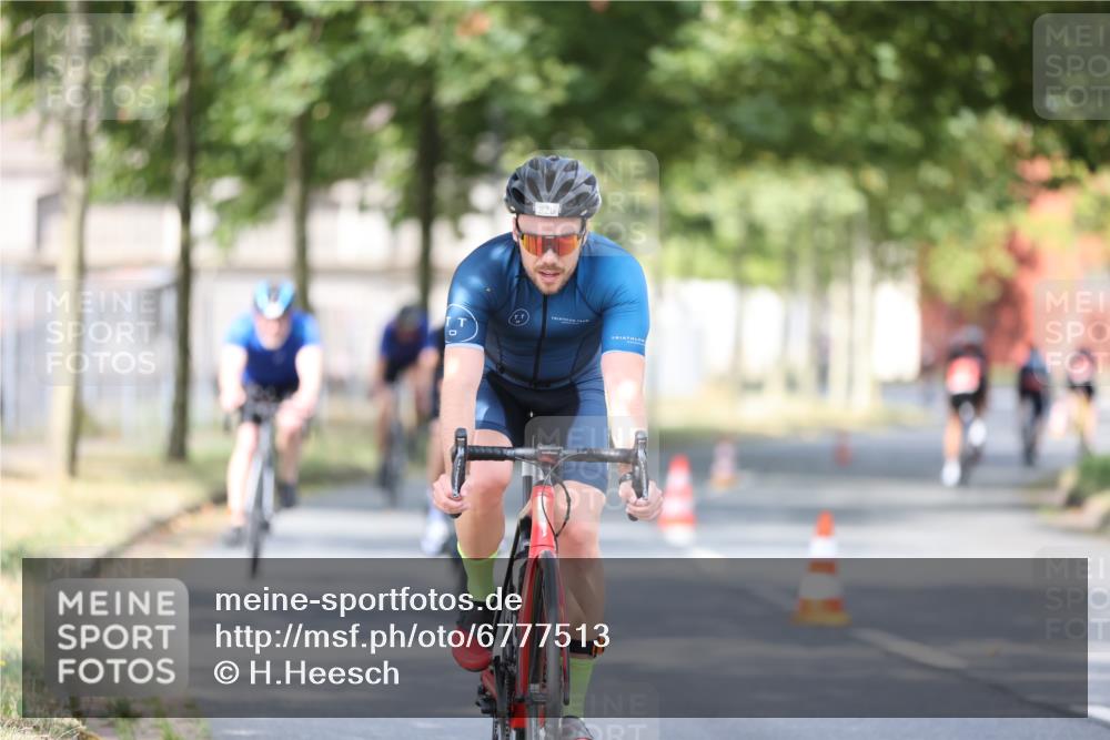 11.08.2024 - GEWOBA Citytriathlon Bremen H.Heesch http://msf.ph/oto/6777513 11.08.2024 11:45:44 Radfahren 822, 826, 867, 871, 873, 875, 936, 994, 1029 meine-sportfotos.de