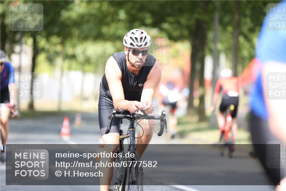 11.08.2024 - GEWOBA Citytriathlon Bremen H.Heesch http://msf.ph/oto/6777582 11.08.2024 11:45:47 Radfahren 822, 826, 867, 871, 873, 875, 936, 994, 1029 meine-sportfotos.de