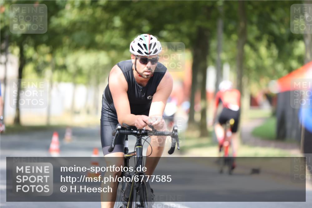 11.08.2024 - GEWOBA Citytriathlon Bremen H.Heesch http://msf.ph/oto/6777585 11.08.2024 11:45:47 Radfahren 822, 826, 867, 871, 873, 875, 936, 994, 1029 meine-sportfotos.de