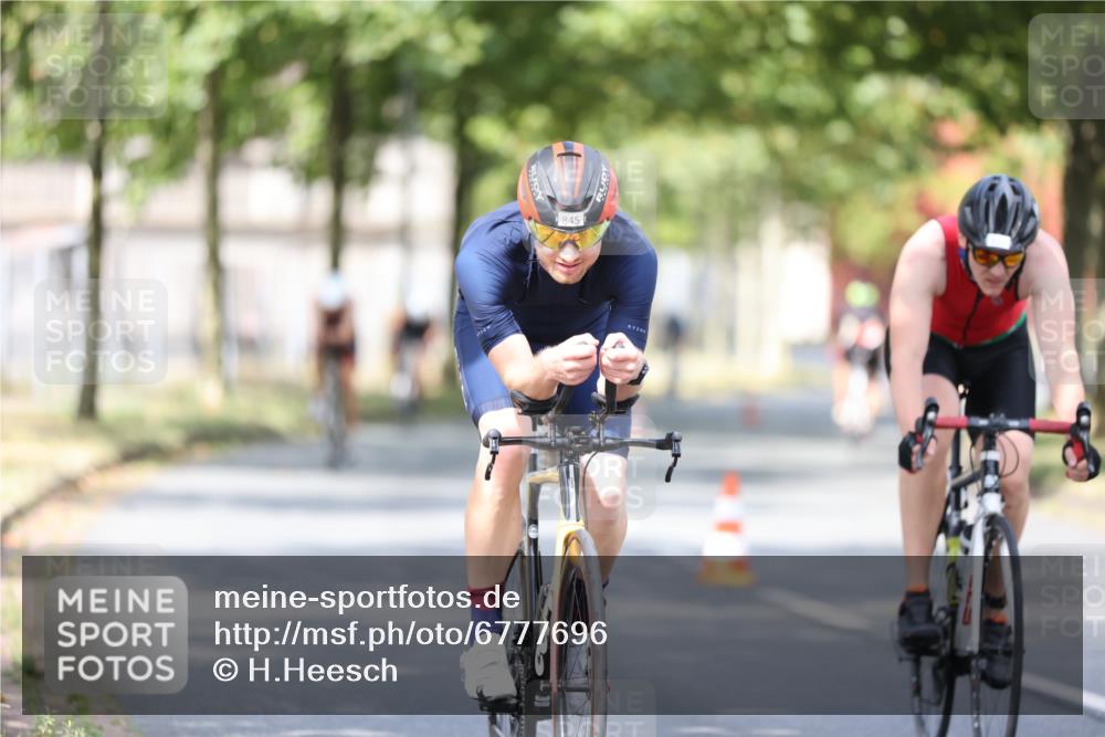 11.08.2024 - GEWOBA Citytriathlon Bremen H.Heesch http://msf.ph/oto/6777696 11.08.2024 11:46:01 Radfahren 755, 775, 806, 845, 853, 873, 954, 962 meine-sportfotos.de