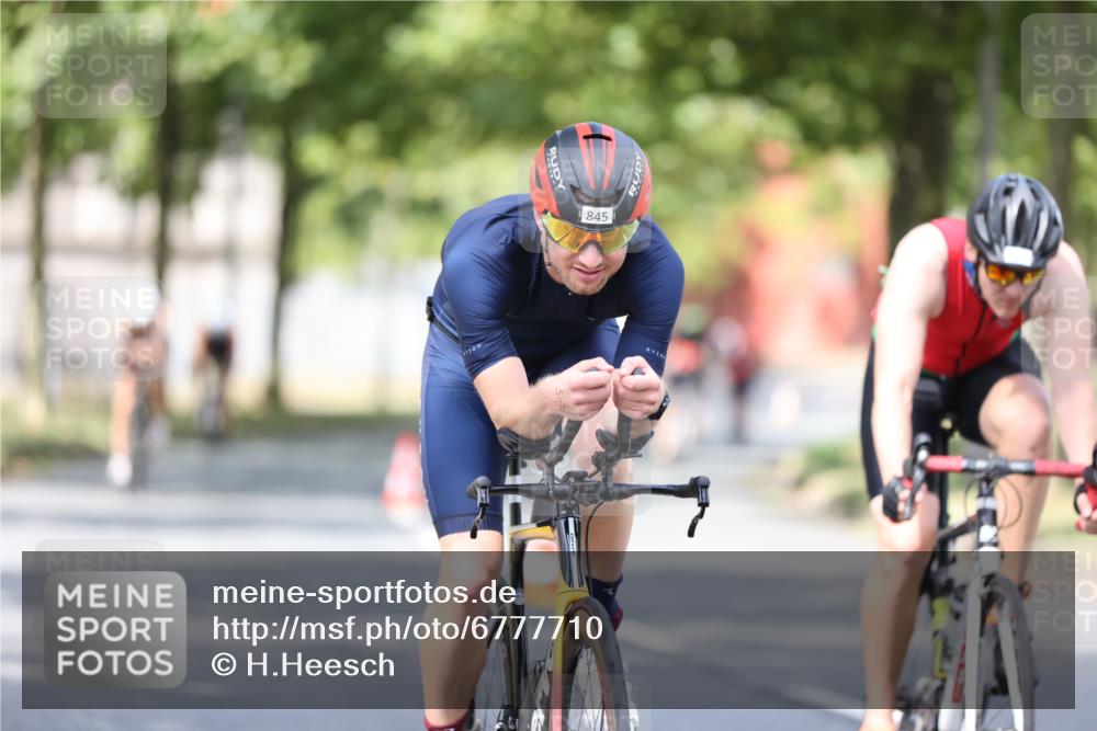 11.08.2024 - GEWOBA Citytriathlon Bremen H.Heesch http://msf.ph/oto/6777710 11.08.2024 11:46:01 Radfahren 755, 775, 806, 845, 853, 873, 954, 962 meine-sportfotos.de