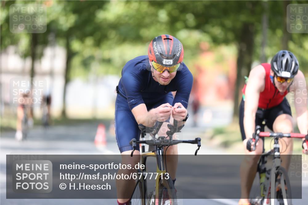 11.08.2024 - GEWOBA Citytriathlon Bremen H.Heesch http://msf.ph/oto/6777713 11.08.2024 11:46:01 Radfahren 755, 775, 806, 845, 853, 873, 954, 962 meine-sportfotos.de