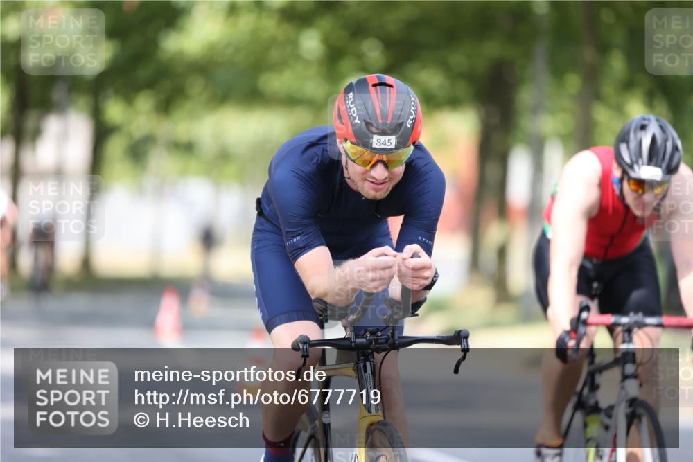 11.08.2024 - GEWOBA Citytriathlon Bremen H.Heesch http://msf.ph/oto/6777719 11.08.2024 11:46:01 Radfahren 755, 775, 806, 845, 853, 873, 954, 962 meine-sportfotos.de