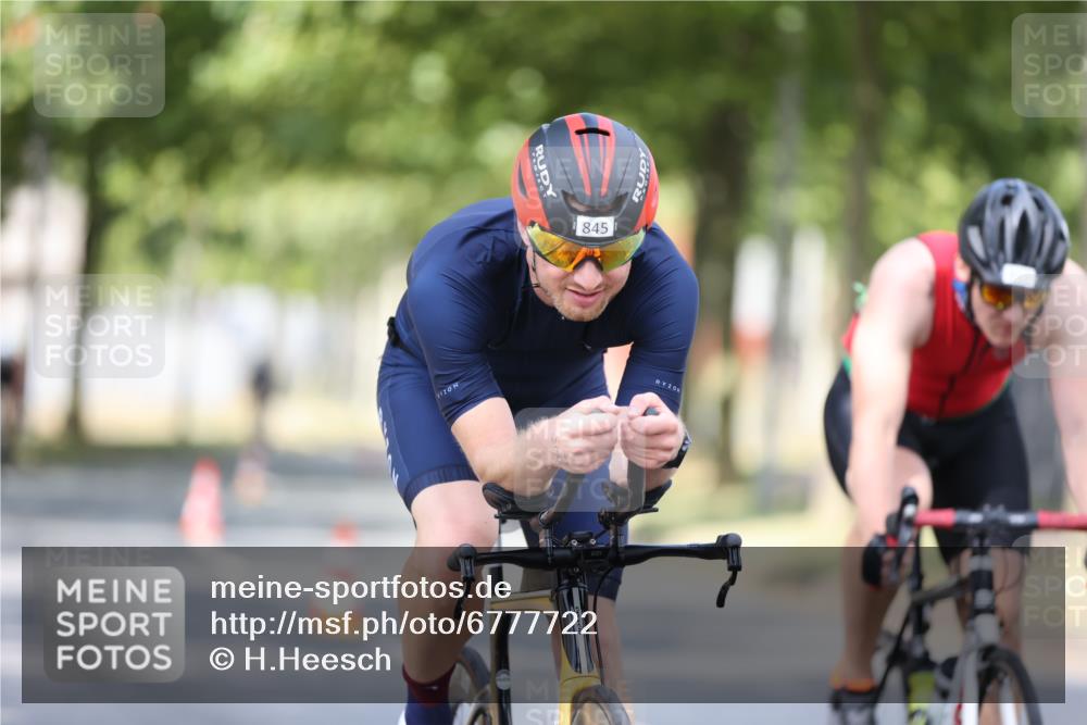 11.08.2024 - GEWOBA Citytriathlon Bremen H.Heesch http://msf.ph/oto/6777722 11.08.2024 11:46:02 Radfahren 755, 775, 806, 845, 853, 954, 962 meine-sportfotos.de