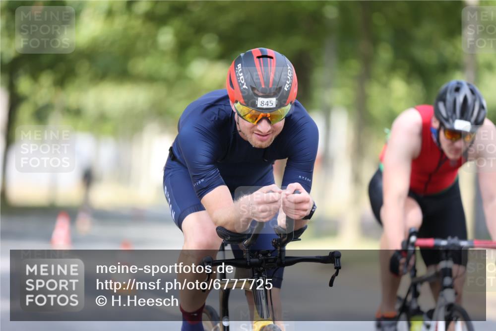 11.08.2024 - GEWOBA Citytriathlon Bremen H.Heesch http://msf.ph/oto/6777725 11.08.2024 11:46:02 Radfahren 755, 775, 806, 845, 853, 954, 962 meine-sportfotos.de