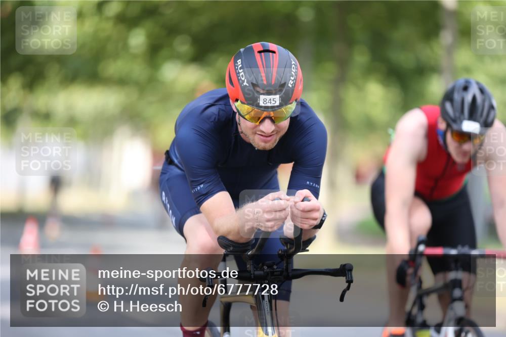 11.08.2024 - GEWOBA Citytriathlon Bremen H.Heesch http://msf.ph/oto/6777728 11.08.2024 11:46:02 Radfahren 755, 775, 806, 845, 853, 954, 962 meine-sportfotos.de