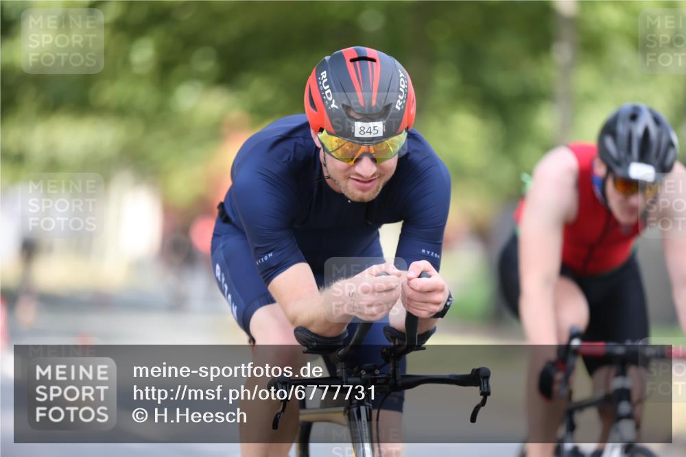 11.08.2024 - GEWOBA Citytriathlon Bremen H.Heesch http://msf.ph/oto/6777731 11.08.2024 11:46:02 Radfahren 755, 775, 806, 845, 853, 954, 962 meine-sportfotos.de