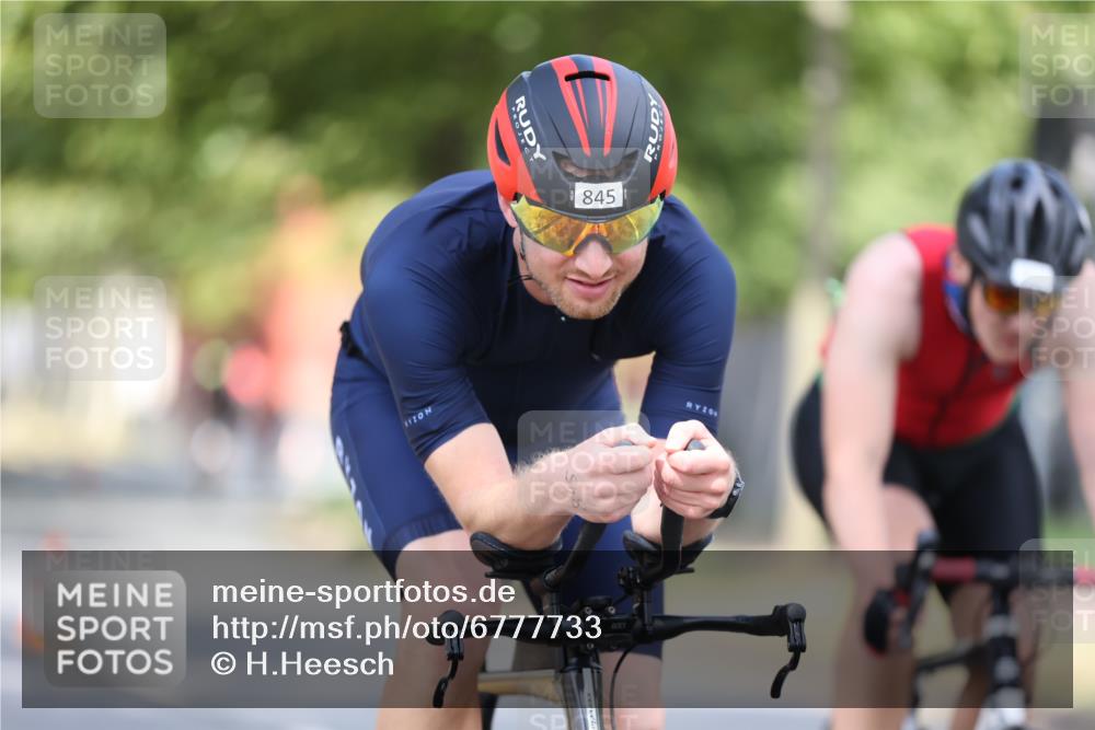 11.08.2024 - GEWOBA Citytriathlon Bremen H.Heesch http://msf.ph/oto/6777733 11.08.2024 11:46:02 Radfahren 755, 775, 806, 845, 853, 954, 962 meine-sportfotos.de