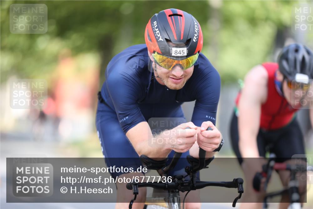 11.08.2024 - GEWOBA Citytriathlon Bremen H.Heesch http://msf.ph/oto/6777736 11.08.2024 11:46:02 Radfahren 755, 775, 806, 845, 853, 954, 962 meine-sportfotos.de