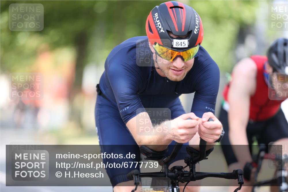 11.08.2024 - GEWOBA Citytriathlon Bremen H.Heesch http://msf.ph/oto/6777739 11.08.2024 11:46:02 Radfahren 755, 775, 806, 845, 853, 954, 962 meine-sportfotos.de