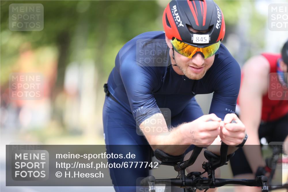11.08.2024 - GEWOBA Citytriathlon Bremen H.Heesch http://msf.ph/oto/6777742 11.08.2024 11:46:02 Radfahren 755, 775, 806, 845, 853, 954, 962 meine-sportfotos.de