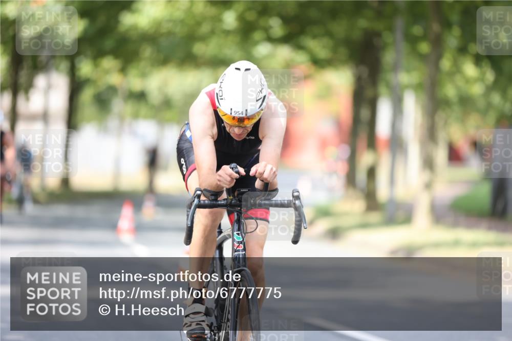 11.08.2024 - GEWOBA Citytriathlon Bremen H.Heesch http://msf.ph/oto/6777775 11.08.2024 11:46:05 Radfahren 755, 775, 806, 845, 853, 954, 962 meine-sportfotos.de