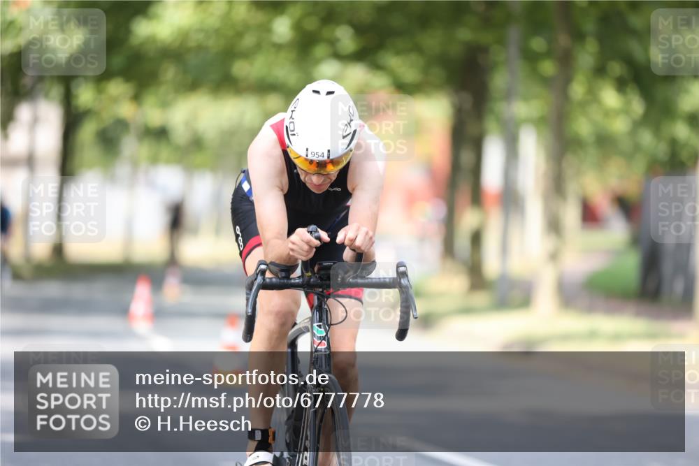 11.08.2024 - GEWOBA Citytriathlon Bremen H.Heesch http://msf.ph/oto/6777778 11.08.2024 11:46:05 Radfahren 755, 775, 806, 845, 853, 954, 962 meine-sportfotos.de