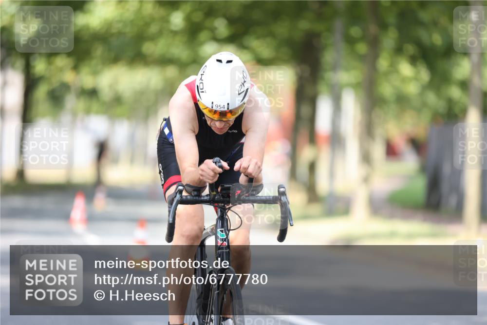 11.08.2024 - GEWOBA Citytriathlon Bremen H.Heesch http://msf.ph/oto/6777780 11.08.2024 11:46:05 Radfahren 755, 775, 806, 845, 853, 954, 962 meine-sportfotos.de
