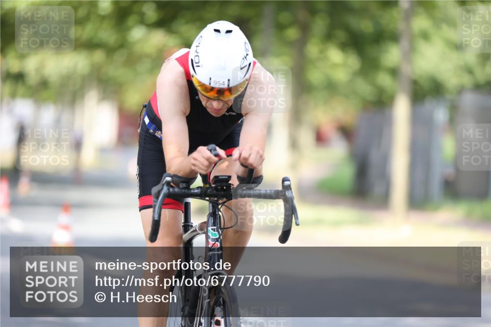 11.08.2024 - GEWOBA Citytriathlon Bremen H.Heesch http://msf.ph/oto/6777790 11.08.2024 11:46:05 Radfahren 755, 775, 806, 845, 853, 954, 962 meine-sportfotos.de