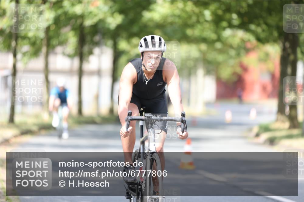 11.08.2024 - GEWOBA Citytriathlon Bremen H.Heesch http://msf.ph/oto/6777806 11.08.2024 11:46:06 Radfahren 755, 775, 806, 845, 853, 954, 962 meine-sportfotos.de