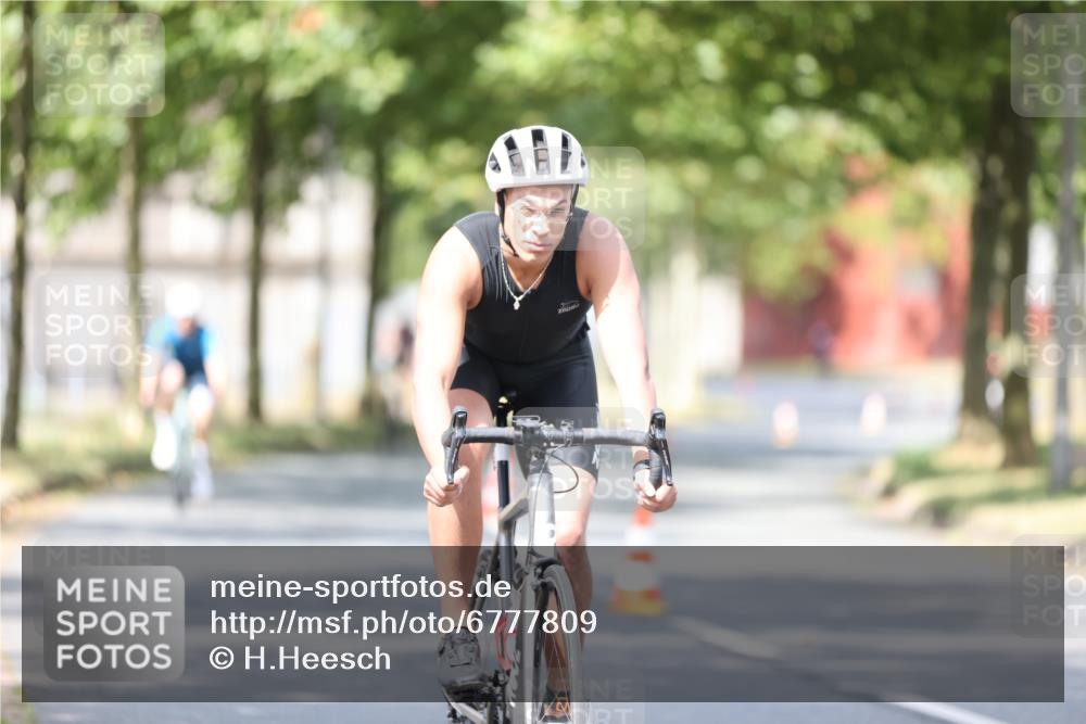 11.08.2024 - GEWOBA Citytriathlon Bremen H.Heesch http://msf.ph/oto/6777809 11.08.2024 11:46:06 Radfahren 755, 775, 806, 845, 853, 954, 962 meine-sportfotos.de