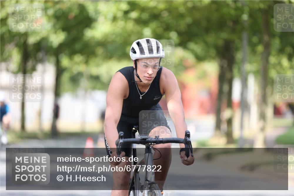 11.08.2024 - GEWOBA Citytriathlon Bremen H.Heesch http://msf.ph/oto/6777822 11.08.2024 11:46:07 Radfahren 755, 775, 806, 845, 853, 954, 962 meine-sportfotos.de