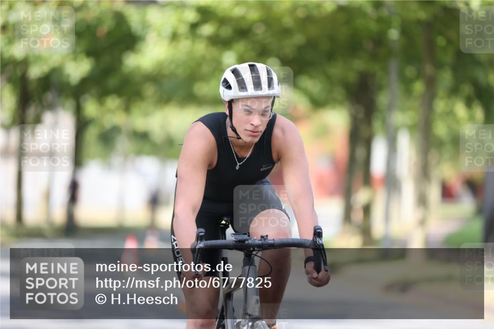 11.08.2024 - GEWOBA Citytriathlon Bremen H.Heesch http://msf.ph/oto/6777825 11.08.2024 11:46:07 Radfahren 755, 775, 806, 845, 853, 954, 962 meine-sportfotos.de