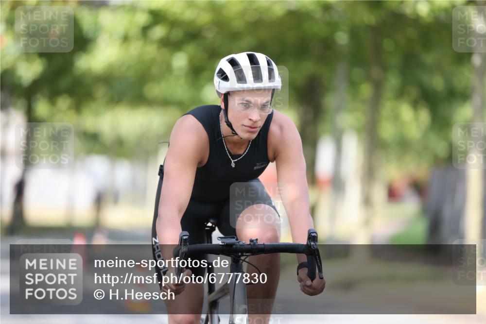 11.08.2024 - GEWOBA Citytriathlon Bremen H.Heesch http://msf.ph/oto/6777830 11.08.2024 11:46:07 Radfahren 755, 775, 806, 845, 853, 954, 962 meine-sportfotos.de