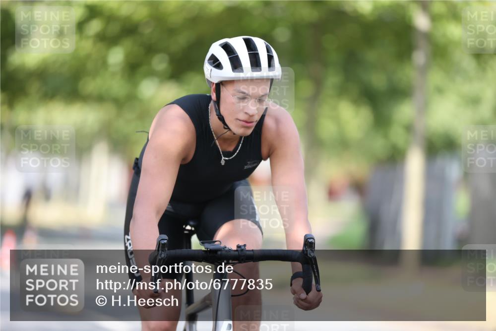 11.08.2024 - GEWOBA Citytriathlon Bremen H.Heesch http://msf.ph/oto/6777835 11.08.2024 11:46:07 Radfahren 755, 775, 806, 845, 853, 954, 962 meine-sportfotos.de