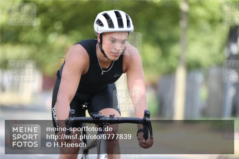 11.08.2024 - GEWOBA Citytriathlon Bremen H.Heesch http://msf.ph/oto/6777839 11.08.2024 11:46:07 Radfahren 755, 775, 806, 845, 853, 954, 962 meine-sportfotos.de