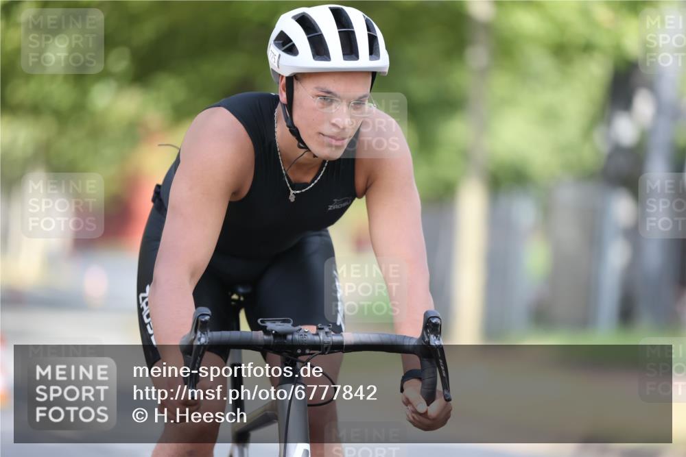 11.08.2024 - GEWOBA Citytriathlon Bremen H.Heesch http://msf.ph/oto/6777842 11.08.2024 11:46:07 Radfahren 755, 775, 806, 845, 853, 954, 962 meine-sportfotos.de