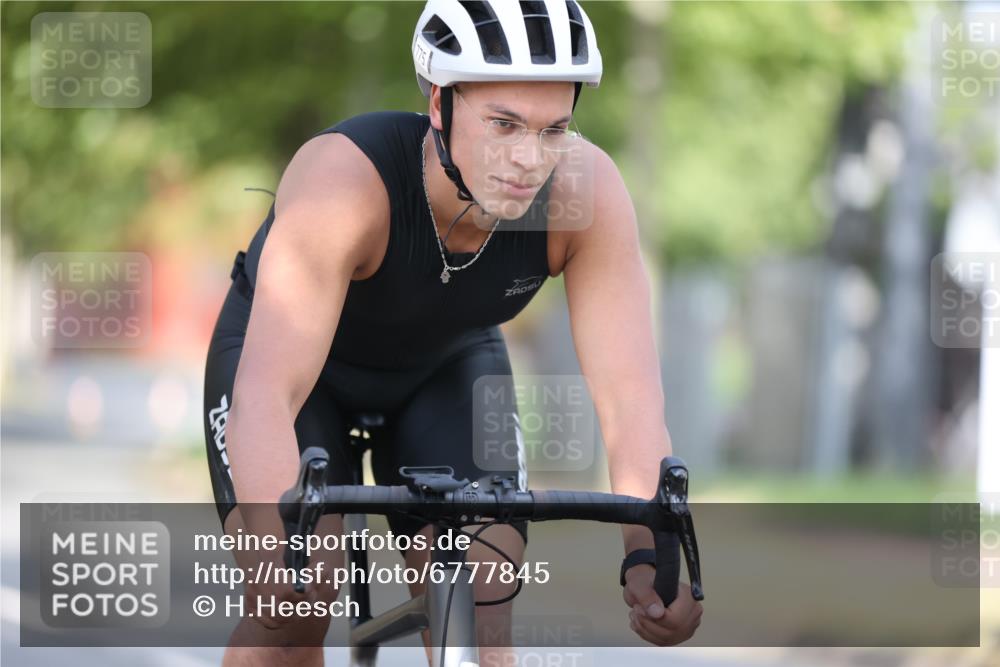 11.08.2024 - GEWOBA Citytriathlon Bremen H.Heesch http://msf.ph/oto/6777845 11.08.2024 11:46:07 Radfahren 755, 775, 806, 845, 853, 954, 962 meine-sportfotos.de
