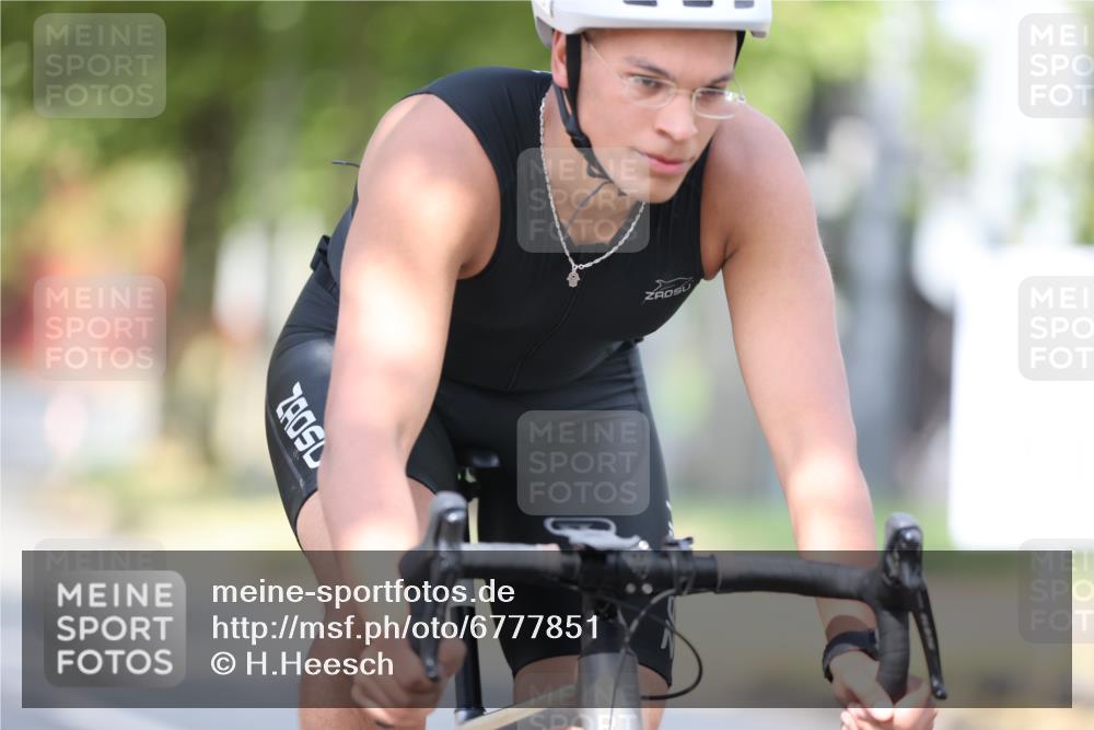 11.08.2024 - GEWOBA Citytriathlon Bremen H.Heesch http://msf.ph/oto/6777851 11.08.2024 11:46:07 Radfahren 755, 775, 806, 845, 853, 954, 962 meine-sportfotos.de