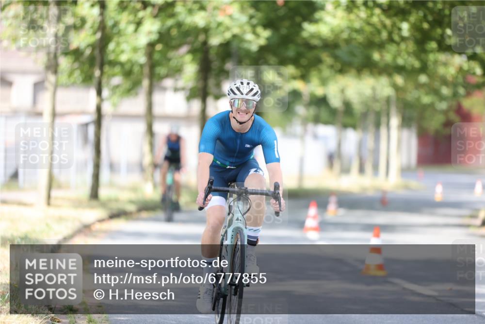 11.08.2024 - GEWOBA Citytriathlon Bremen H.Heesch http://msf.ph/oto/6777855 11.08.2024 11:46:09 Radfahren 755, 775, 806, 845, 853, 954, 962 meine-sportfotos.de