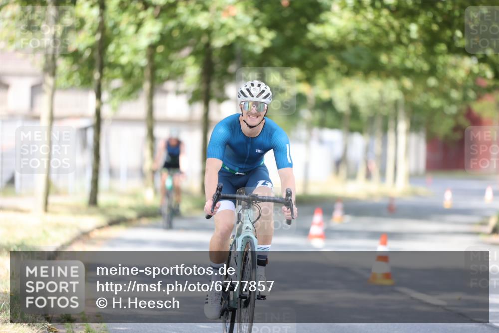 11.08.2024 - GEWOBA Citytriathlon Bremen H.Heesch http://msf.ph/oto/6777857 11.08.2024 11:46:09 Radfahren 755, 775, 806, 845, 853, 954, 962 meine-sportfotos.de