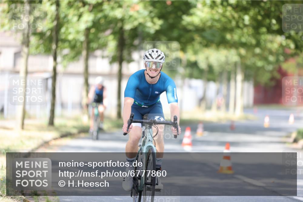 11.08.2024 - GEWOBA Citytriathlon Bremen H.Heesch http://msf.ph/oto/6777860 11.08.2024 11:46:09 Radfahren 755, 775, 806, 845, 853, 954, 962 meine-sportfotos.de