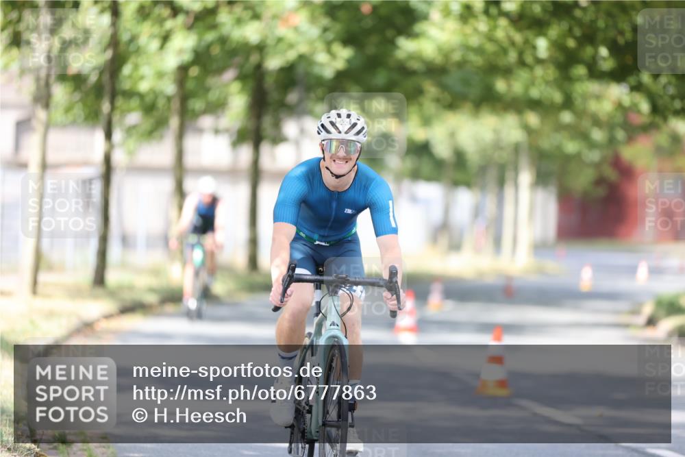 11.08.2024 - GEWOBA Citytriathlon Bremen H.Heesch http://msf.ph/oto/6777863 11.08.2024 11:46:09 Radfahren 755, 775, 806, 845, 853, 954, 962 meine-sportfotos.de