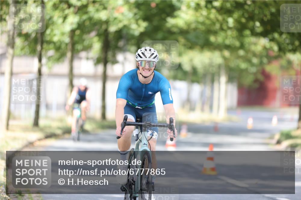 11.08.2024 - GEWOBA Citytriathlon Bremen H.Heesch http://msf.ph/oto/6777865 11.08.2024 11:46:09 Radfahren 755, 775, 806, 845, 853, 954, 962 meine-sportfotos.de