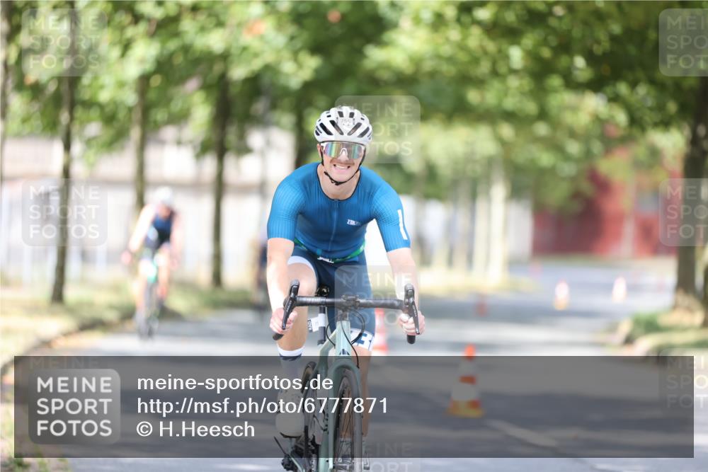 11.08.2024 - GEWOBA Citytriathlon Bremen H.Heesch http://msf.ph/oto/6777871 11.08.2024 11:46:10 Radfahren 755, 775, 806, 845, 853, 954, 962 meine-sportfotos.de