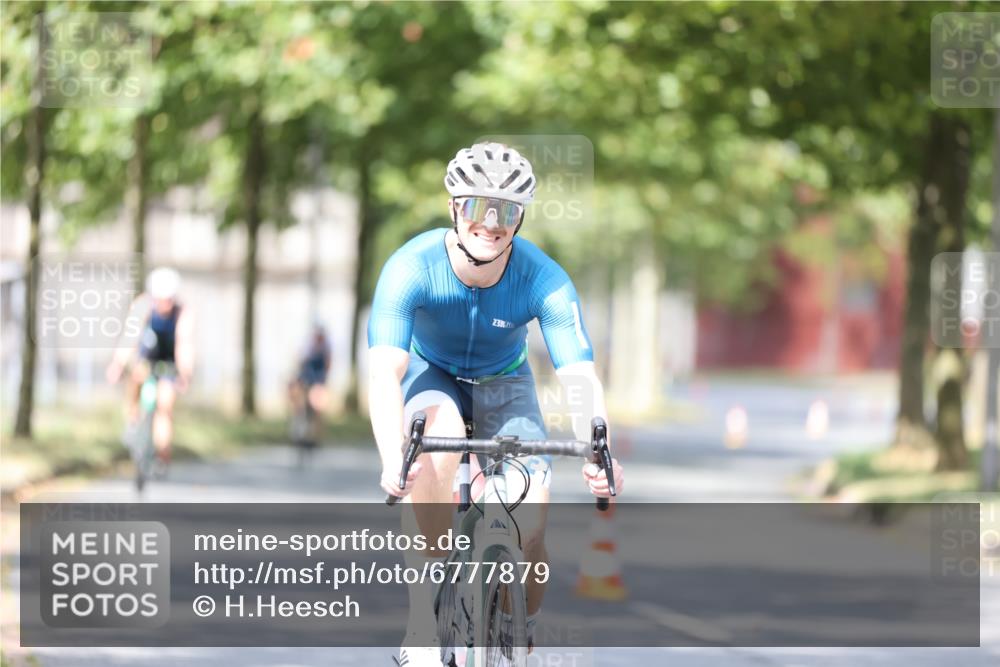 11.08.2024 - GEWOBA Citytriathlon Bremen H.Heesch http://msf.ph/oto/6777879 11.08.2024 11:46:10 Radfahren 755, 775, 806, 845, 853, 954, 962 meine-sportfotos.de