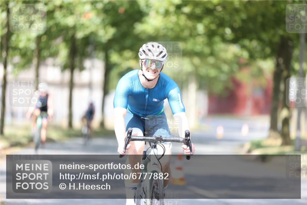 11.08.2024 - GEWOBA Citytriathlon Bremen H.Heesch http://msf.ph/oto/6777882 11.08.2024 11:46:10 Radfahren 755, 775, 806, 845, 853, 954, 962 meine-sportfotos.de