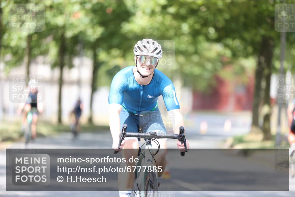 11.08.2024 - GEWOBA Citytriathlon Bremen H.Heesch http://msf.ph/oto/6777885 11.08.2024 11:46:10 Radfahren 755, 775, 806, 845, 853, 954, 962 meine-sportfotos.de