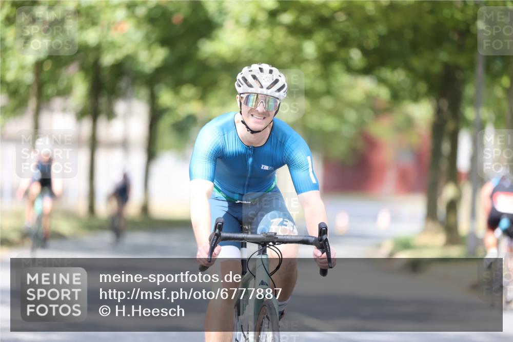 11.08.2024 - GEWOBA Citytriathlon Bremen H.Heesch http://msf.ph/oto/6777887 11.08.2024 11:46:10 Radfahren 755, 775, 806, 845, 853, 954, 962 meine-sportfotos.de