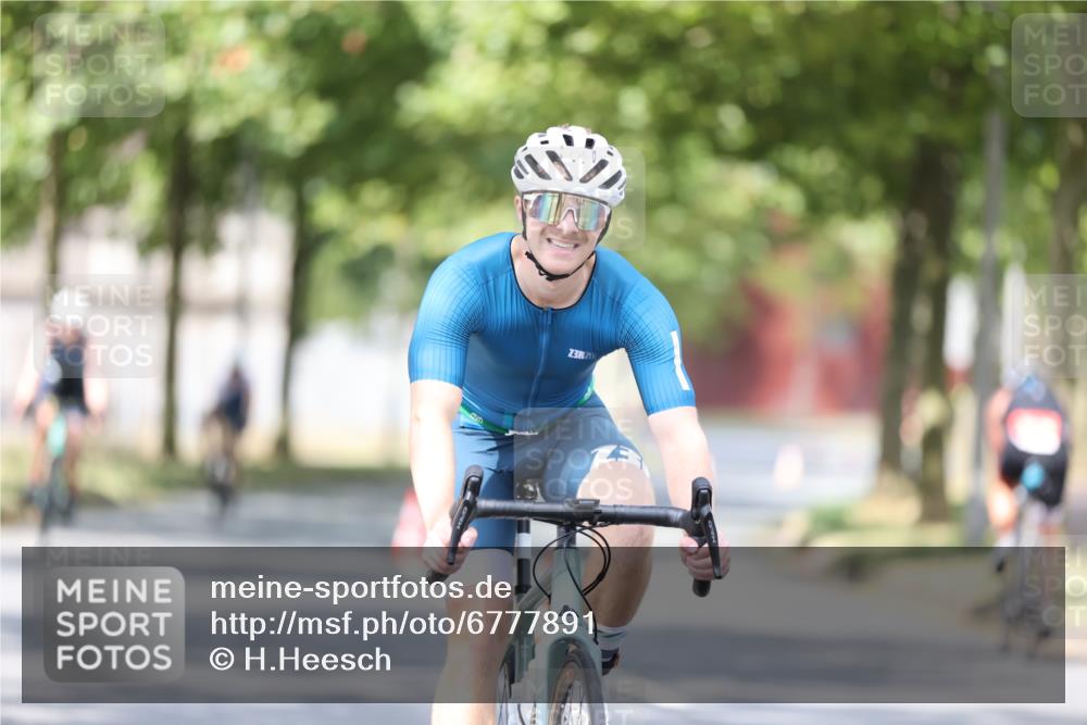11.08.2024 - GEWOBA Citytriathlon Bremen H.Heesch http://msf.ph/oto/6777891 11.08.2024 11:46:10 Radfahren 755, 775, 806, 845, 853, 954, 962 meine-sportfotos.de