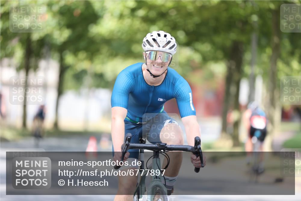 11.08.2024 - GEWOBA Citytriathlon Bremen H.Heesch http://msf.ph/oto/6777897 11.08.2024 11:46:10 Radfahren 755, 775, 806, 845, 853, 954, 962 meine-sportfotos.de