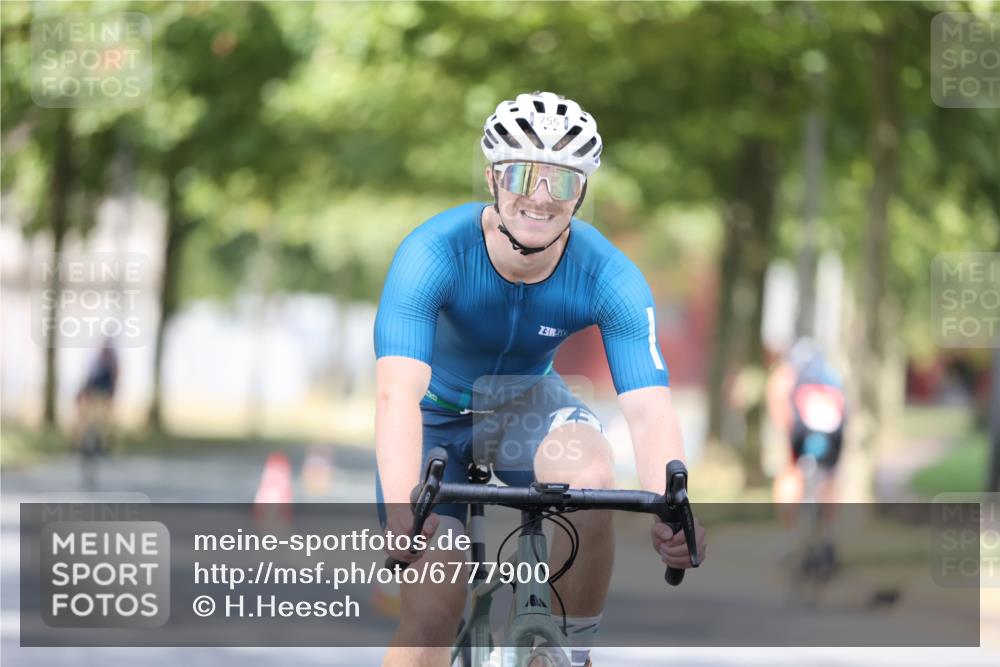 11.08.2024 - GEWOBA Citytriathlon Bremen H.Heesch http://msf.ph/oto/6777900 11.08.2024 11:46:10 Radfahren 755, 775, 806, 845, 853, 954, 962 meine-sportfotos.de