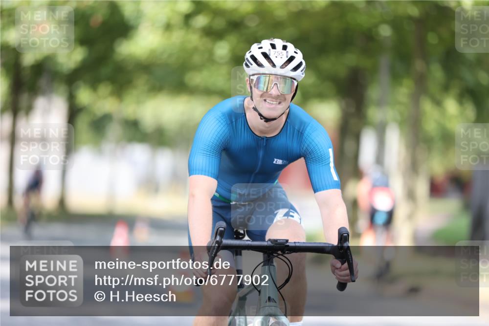 11.08.2024 - GEWOBA Citytriathlon Bremen H.Heesch http://msf.ph/oto/6777902 11.08.2024 11:46:10 Radfahren 755, 775, 806, 845, 853, 954, 962 meine-sportfotos.de