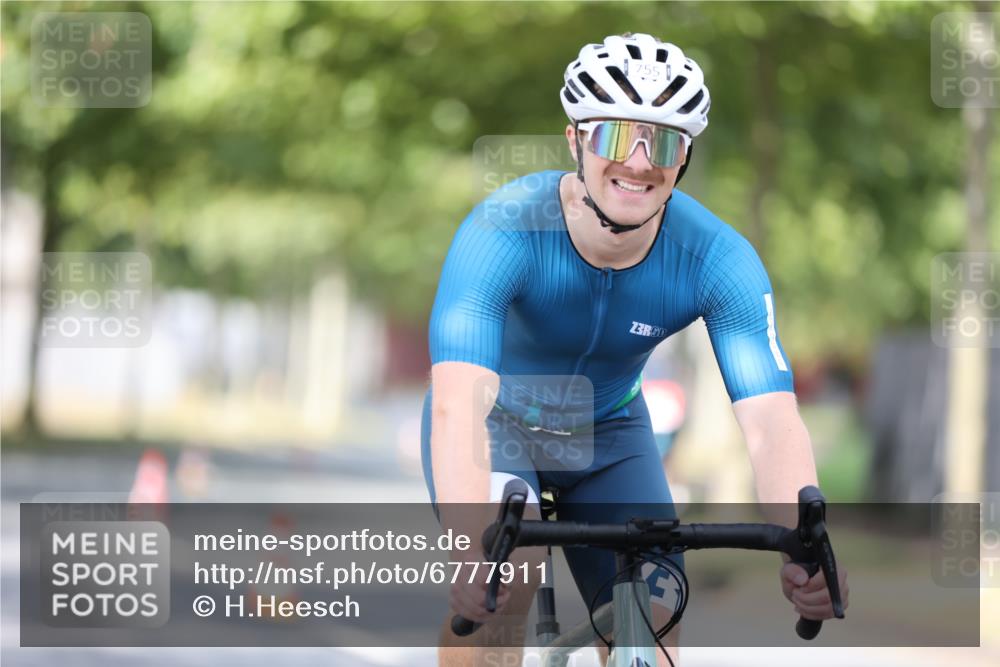 11.08.2024 - GEWOBA Citytriathlon Bremen H.Heesch http://msf.ph/oto/6777911 11.08.2024 11:46:10 Radfahren 755, 775, 806, 845, 853, 954, 962 meine-sportfotos.de