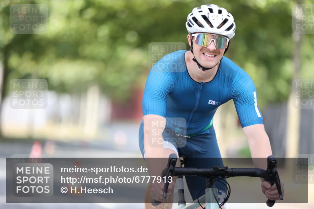 11.08.2024 - GEWOBA Citytriathlon Bremen H.Heesch http://msf.ph/oto/6777913 11.08.2024 11:46:10 Radfahren 755, 775, 806, 845, 853, 954, 962 meine-sportfotos.de