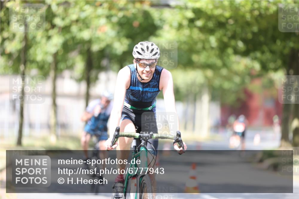 11.08.2024 - GEWOBA Citytriathlon Bremen H.Heesch http://msf.ph/oto/6777943 11.08.2024 11:46:13 Radfahren 755, 757, 775, 806, 839, 845, 853, 954, 962 meine-sportfotos.de