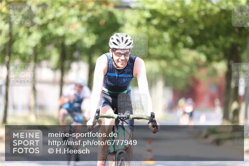 11.08.2024 - GEWOBA Citytriathlon Bremen H.Heesch http://msf.ph/oto/6777949 11.08.2024 11:46:13 Radfahren 755, 757, 775, 806, 839, 845, 853, 954, 962 meine-sportfotos.de