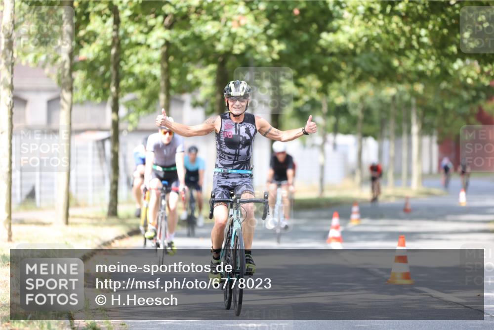 11.08.2024 - GEWOBA Citytriathlon Bremen H.Heesch http://msf.ph/oto/6778023 11.08.2024 11:46:25 Radfahren 703, 757, 768, 773, 806, 839, 843, 942, 962 meine-sportfotos.de